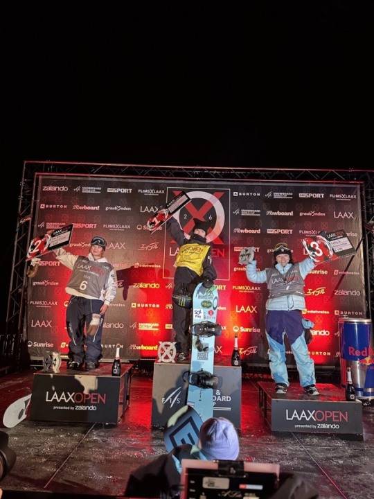 시상식에서 기뻐하는 최가온(가운데) / 사진=올댓스포츠 제공. 연합뉴스