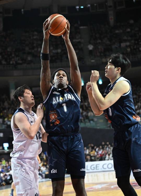 리바운드 잡아내는 네이던 나이트. 사진[연합뉴스]