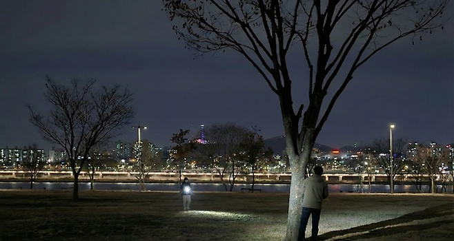 한강공원에서 ‘당근’으로 모여 경찰과 도둑 게임을 하는 모습. 김준영 인턴기자.