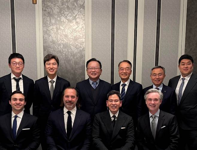 (왼쪽 뒷줄부터 시계 방향으로) 이지훈 록브리지네트워크 코리아 부연구원장, 김해영 록브리지네트워크 코리아 이사장, 김부겸 록브리지네트워크 코리아 이사, 박재완 록브리지네트워크 코리아 이사, 김우승 록브리지네트워크 코리아 이사, 박병은 록브리지네트워크 코리아 이사, 크리스토퍼 애플게이트 록브리지네트워크 선임고문, 정용진 록브리지네트워크 코리아 이사, 크리스토퍼 버스커크 록브리지네트워크 창립자, 크리스토퍼 버스커크 주니어.