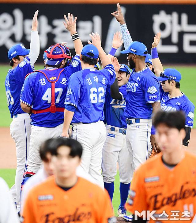 2025년 10월 19일 오후 대전 한화생명볼파크에서 열린 ‘2025 신한 SOL Bank KBO 포스트시즌’ 삼성 라이온즈와 한화 이글스의 플레이오프(5전 3선승제) 2차전에서 삼성이 선발 최원태의 7이닝 1실점 호투를 앞세워 7-3으로 승리, 시리즈 전적을 1승1패로 원점으로 돌렸다. 삼성 선수들이 마운드에서 승리의 기쁨을 나누고 있다. 사진=김영구 기자