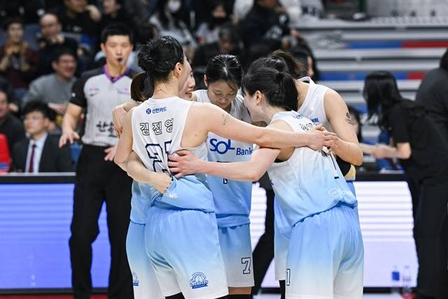 마침내 패패패패패패패패패 끊었다!…‘루이 맹활약’ 신한은행, 2차 연장 혈투 끝 BNK 꺾고 9연패 탈출