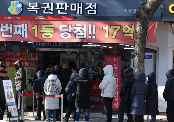 서울 강서구의 한 복권 판매점에서 수동 1등 당첨 복권이 2장 나왔다. 사진은 기사의 이해를 돕기 위한 병오년 새해 첫날인 지난 1일 서울 시내 한 복권판매점 앞에서 시민들이 로또를 구매하기 위해 줄을 서고 있는 모습. /사진=뉴시스