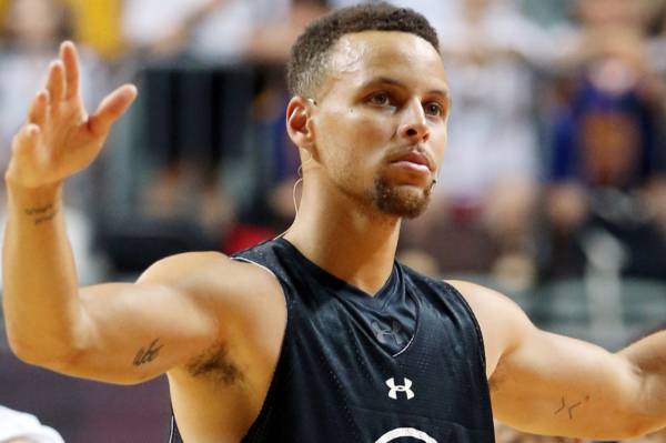 미국 NBA 골든 스테이트 워리어스팀의 스테판 커리의 유니폼이 거액에 팔렸다. 사진은 스테판 커리가 서울 중구 장충체육관에서 열린 '언더아머-스테판 커리 라이브 인 서울' 행사에서 인사하고 있는 모습. /사진=머니투데이