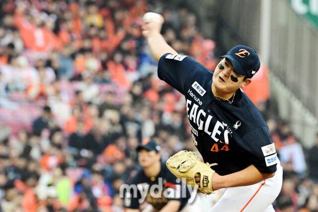 26일 오후 서울 잠실야구장에서 진행된 '2025 신한 SOL Bank KBO 한국시리즈 1차전' 한화 이글스와 LG 트윈스의 경기. 한화 김서현이 구원 등판해 역투를 펼치고 있다./마이데일리
