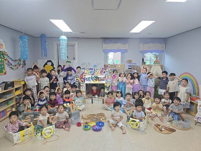 ‘서울시 자원순환 우수 어린이집’ 대상 수상을 수상한 도보도선어린이집 교사와 원생들. [서울시 제공]