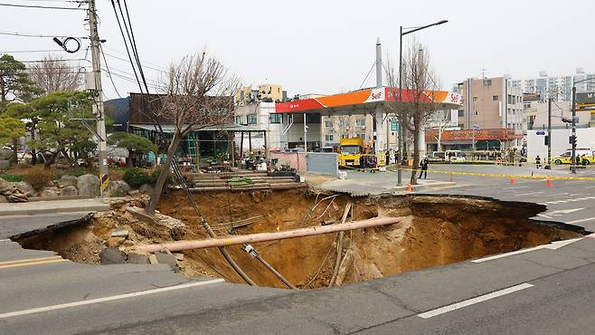 지난해 싱크홀(땅 꺼짐) 사고가 발생한 서울 강동구 현장 모습 [뉴시스]