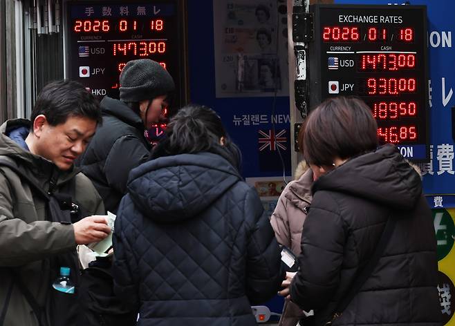 원·달러 환율이 1.500원을 넘보는 가운데, 주요 시중은행들도 본격적으로 환율 상승(원화 가치 하락) 방어에 나섰다. 정부·한국은행 등과 잇따라 대책을 논의하고, 개인·기업이 지나치게 예금 등의 형태로 달러를 쌓아놓지 않고 팔아 원화로 바꾸도록 유도하기 시작했다. 사진은 18일 서울 명동의 환전소 밀집지역. [연합]