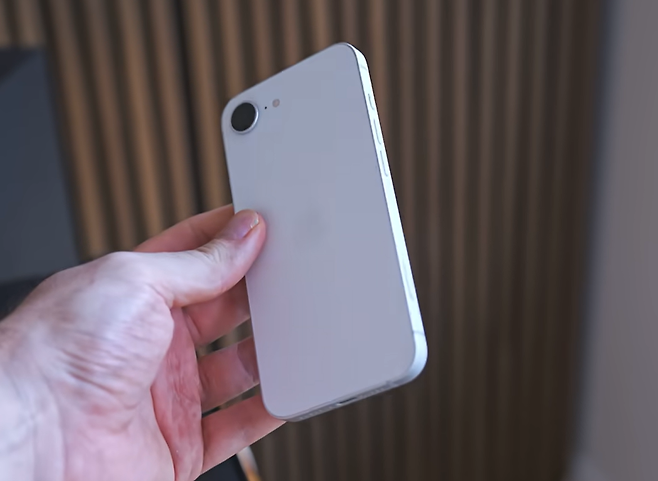 아이폰 16e [유튜브 채널 ‘CreatedTech’ 캡처]