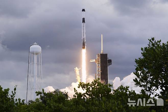 [플로리다=AP/뉴시스]미국과 일본, 러시아의 우주비행사가 탑승한 스페이스X 팰컨9 로켓이 1일(현지 시간) 미 플로리다에 있는 케네디우주센터에서 국제우주정거장(ISS)을 향해 이륙해 궤도에 진입했다. 2025.08.02.
