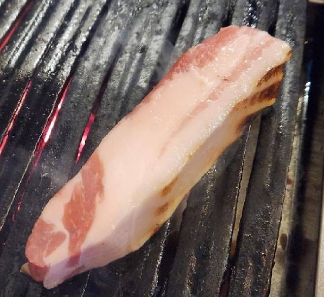 대구의 한 식당에서 나온 삼겹살. 살코기 부분이 거의 없고, 비곗살이 가득한 모습이다. (사진=온라인 커뮤니티 캡처) *재판매 및 DB 금지