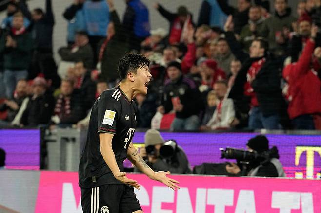 [쾰른=AP/뉴시스] 바이에른 뮌헨의 김민재가 14일(현지 시간) 독일 쾰른의 라인에네르기 슈타디온에서 열린 2025-26 분데스리가 17라운드 FC 쾰른과 경기 후반 26분  역전 결승 골을 넣은  뒤 포효하고 있다. 뮌헨이 3-1로 승리하고 리그 선두를 질주하고 있다. 2026.01.15.