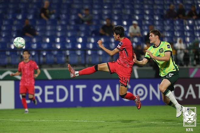 [서울=뉴시스] U-23 축구대표팀 백가온이 18일(한국시간) 사우디아라비아 제다 킹 압둘라 스포츠 시티에서 열린 2026 아시아축구연맹(AFC) U-23 아시안컵 8강전 대한민국 vs 호주 경기에서 슛을 하고 있다. (사진=대한축구협회 제공) 2026.01.18. photo@newsis.com *재판매 및 DB 금지