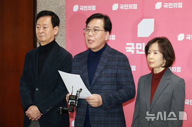 [서울=뉴시스] 고승민 기자 = 송언석 국민의힘 원내대표가 18일 서울 여의도 국회 원내대표실 앞에서 현안 백브리핑을 하고 있다. 2026.01.18. kkssmm99@newsis.com