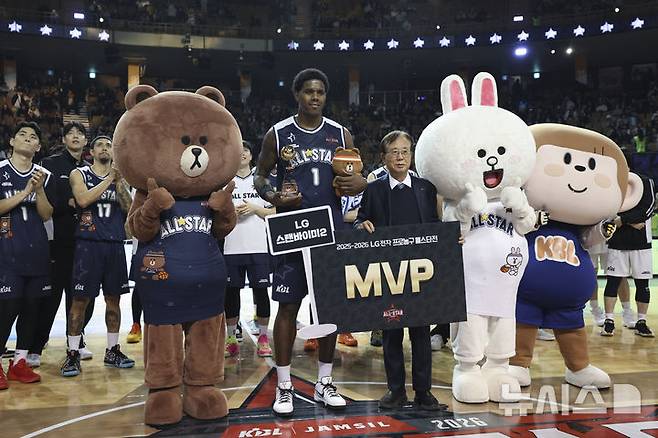 [서울=뉴시스] 김근수 기자 = 18일 오후 서울 송파구 잠실실내체육관에서 열린 2025-2026 LG전자 프로농구 올스타전 TEAM 브라운 대 TEAM 코니의 경기에서 TEAM 브라운이 TEAM 코니를 131-109로 승리, TEAM 브라운 네이던 나이트가 MVP로 선정되고 기념촬영을 하고 있다.  2026.01.18. ks@newsis.com