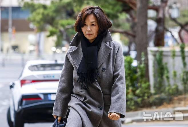 [서울=뉴시스] 정병혁 기자 = 공천 헌금 의혹을 받는 김경 서울시의원이 18일 서울 마포구 공공범죄수사대에서 경찰 조사를 받기위해 출석하고 있다. 2026.01.18. jhope@newsis.com