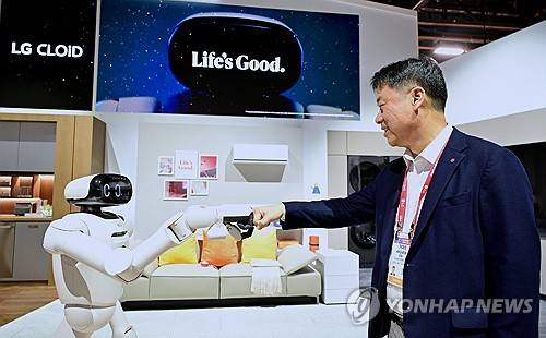 LG 클로이드와 주먹인사 하는 류재철 CEO [연합뉴스 제공]
