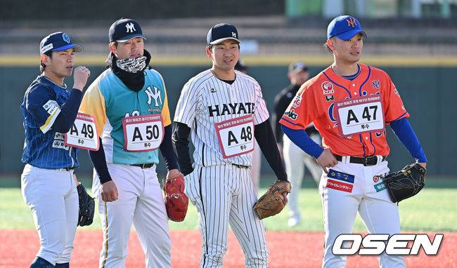 [OSEN=울산, 이석우 기자] 13일 울산 문수야구장에서 울산 웨일즈 트라이아웃이 열렸다. 정원 35명 모집에 무려 230명이 지원한 KBO 퓨처스리그 최초의 시민구단 울산 웨일즈는 13·14일 이틀간의 트라이아웃을 거쳐 15일 합격자를 발표한다.일본 고바야시 주이(오른쪽)와 일본 선수들이 트라이아웃에 참가하고 있다. 2026.01.13 / foto0307@osen.co.kr