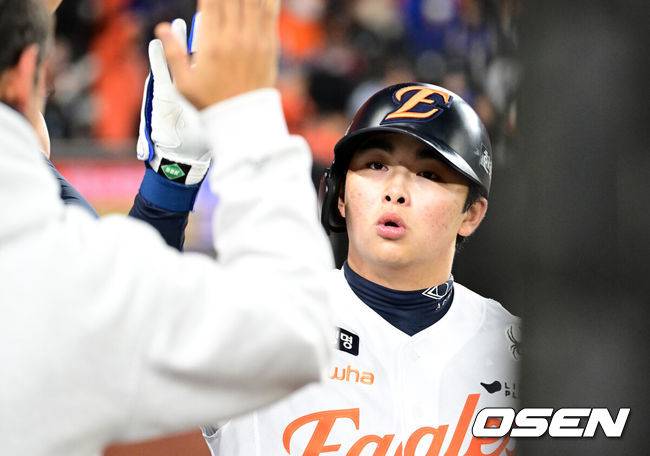 [OSEN=대전, 이대선 기자] 24일 오후 대전 한화생명볼파크에서 2025 신한 SOL Bank KBO리그 포스트시즌 플레이오프 5차전 한화 이글스와 삼성 라이온즈의 경기가 열렸다.한화는 코디 폰세, 삼성은 최원태를 선발 투수로 내세웠다.8회말 1사 1루에서 한화 문현빈이 우월 투런 홈런을 치고 환호하고 있다. 2025.10.24 /sunday@osen.co.kr