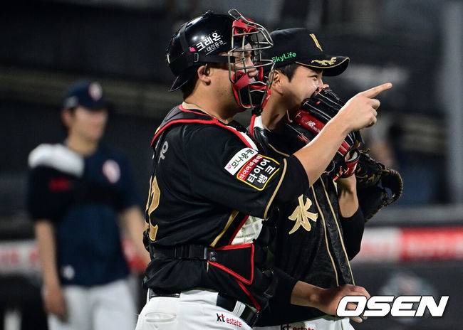 [OSEN=수원, 조은정 기자]나흘을 푹 쉰 KT가 막강 화력을 앞세워 두산을 잡고 4위 삼성과&nbsp;승차를 좁혔다.&nbsp;프로야구 KT 위즈는 9일 수원KT위즈파크에서 열린 2025 신한 SOL뱅크 KBO리그 두산 베어스와의 시즌 마지막 맞대결(16차전)에서 8-1로 승리했다.&nbsp;KT 장성우, 손동현 배터리가 승리를 기뻐하고 있다. 2025.09.09 /cej@osen.co.kr