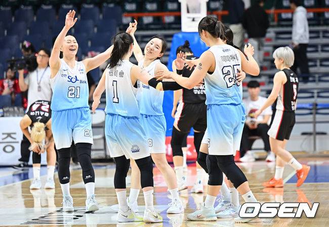 [OSEN=부산, 이석우 기자] 18일 부산 사직실내체육관에서 BNK금융 2025~2026 여자프로농구 부산 BNK와 인천 신한은행의 경기가 열렸다. 9연패에 빠졌던 신한은행 선수들이 2차 연장 끝에 85-79로 승리, 연패 탈출에 성공했다.인천 신한은행 선수들이 승리의 기쁨을 나누고 있다. 2026.01.18 / foto0307@osen.co.kr