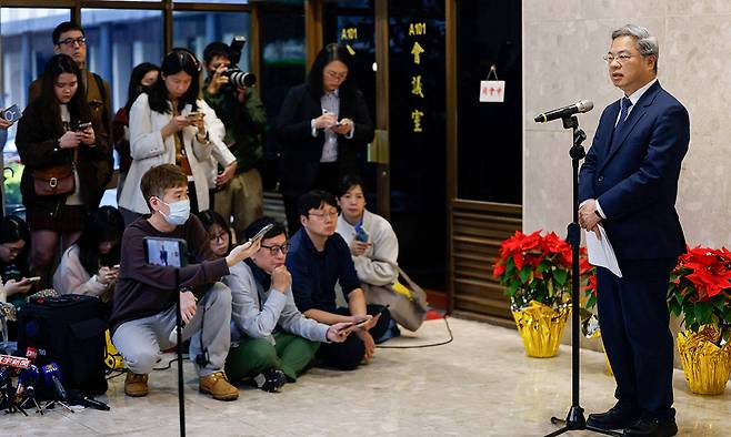 궁밍신 대만 경제부 장관이 16일 대만 타이베이에서 체결된 미·대만 무역 협정에 대해 언론에 설명하고 있다. 궁 장관은 대만 상품에 대한 관세를 한국·일본과 마찬가지로 15%로 인하하는 데 합의했다며, 대만 제조기업들이 혜택을 받을 것이라고 말했다. 타이베이=로이터연합뉴스