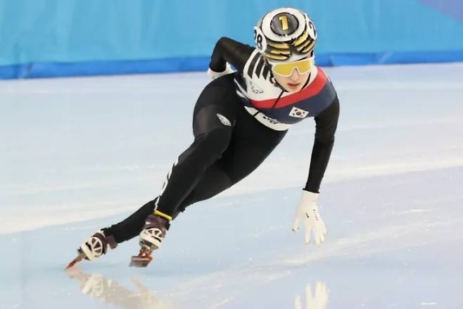 한국 쇼트트랙 국가대표 김길리가 지난해 2월 중국 헤이룽장성 하얼빈 빙상훈련센터에서 열린 2025 하얼빈 동계아시안게임 여자 500ｍ 예선에서 역주하고 있다. 뉴스1