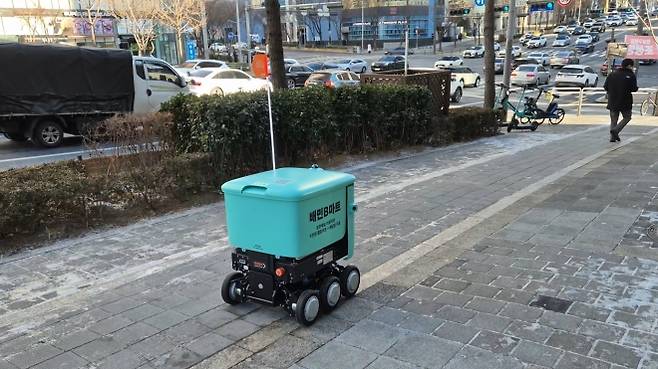 13일 서울 논현동의 보도를 따라 배달로봇 딜리가 물품을 배달하고 있다. 김현이 기자