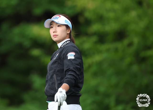 그린 공략을 고심하고 있는 이동은. 사진 제공=KLPGA