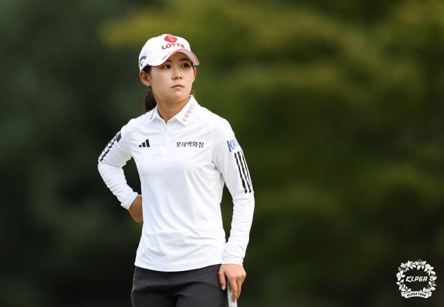 그린 공략을 고심하고 있는 황유민. 사진 제공=KLPGA