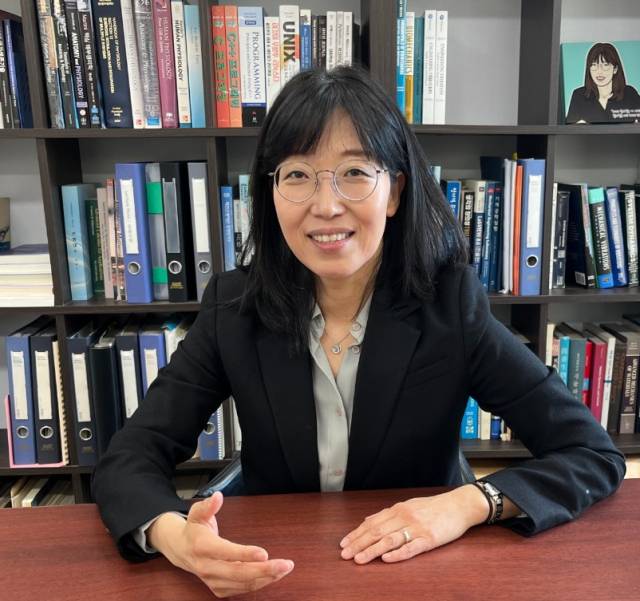 박수경 KAIST 교수가 서울경제신문과의 인터뷰에서 “과학기술계와 산업계가 제시하는 통찰의 깊이가 곧 국가 혁신 정책의 역량이고, 각자의 전문 분야를 넘어 국정과 산업 전반의 큰 흐름 속에서 시야를 넓히기 위해 꾸준히 노력해야 한다”고 조언하고 있다. 사진 제공=KAIST