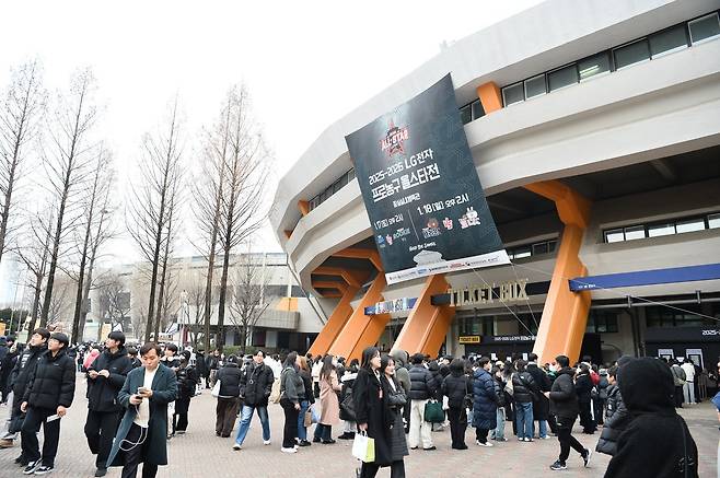 18일 잠실체육관서 ‘2025~2026 LG전자 프로농구 올스타전’이 열렸다. 입장을 기다리는 팬들과 입장권을 구매하려는 농구 팬들이 경기 시작 약 두 시간 전부터 길게 줄을 선 모습. 사진제공｜KBL