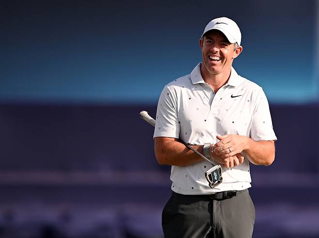 로리 매킬로이가 지난 17일(현지시간) 열린 DP월드 투어 두바이 인비테이셔널 3라운드 도중 18번 홀에서 환하게 웃고 있다. 게티이미지코리아