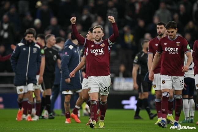 웨스트햄 유나이티드 선수들이 18일(한국시간) 영국 런던의 토트넘 홋스퍼 스타디움에서 열린 2025~2026시즌 잉글랜드 프리미어리그(EPL) 22라운드 승리 후 기뻐하고 있다. /AFPBBNews=뉴스1