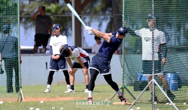 김혜성이 사이판 캠프에서 타격 훈련을 하고 있다. /사진=강영조 선임기자