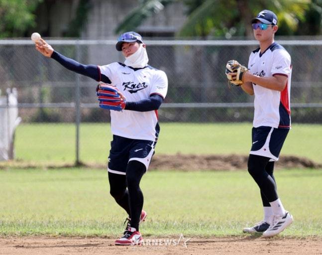 김혜성(왼쪽)이 김주원과 나란히 서서 내야 펑고 훈련을 하고 있다. /사진=강영조 선임기자