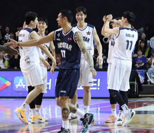 이관희(오른쪽)를 비롯한 선수들이 세리머니를 하고 있다. /사진=김진경 대기자