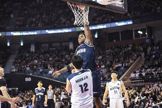 덩크슛을 시도하는 나이트. /사진=KBL