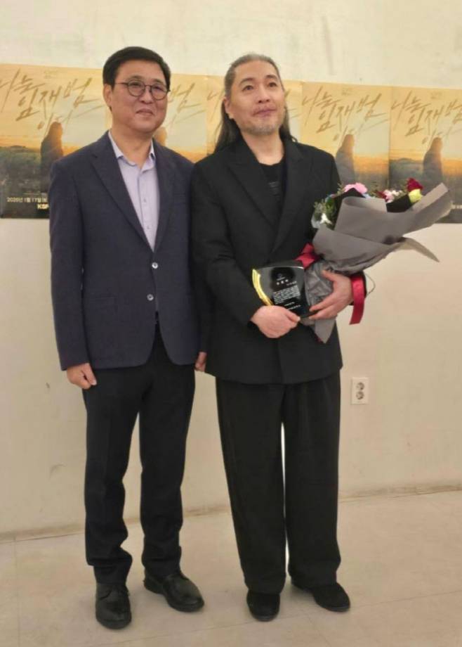 '가왕' 임재범, 40년 여정 마침표… 최휘영 장관 직접 찾아 공로패 전달 [이슈&톡]