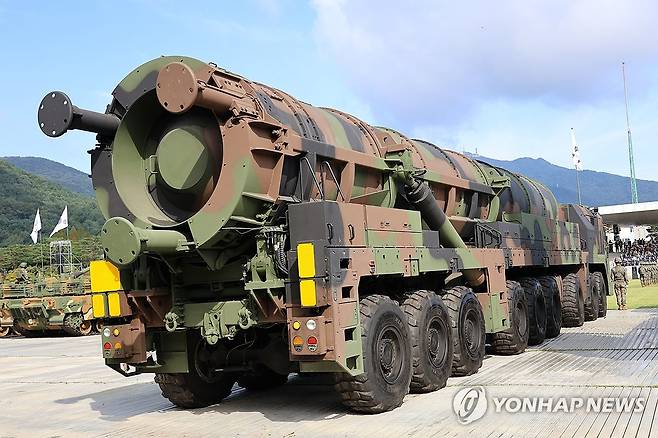 초고위력 탄도 미사일 '현무-5' (계룡=연합뉴스) 이주형 기자 = 국방부는 건군 77주년을 맞아 국군이 보유한 유·무인 복합체계 신무기를 공개했다. 사진은 지난 29일 국군의날 미디어데이 행사에서 공개된 '현무-5'. 2025.10.1 coolee@yna.co.kr