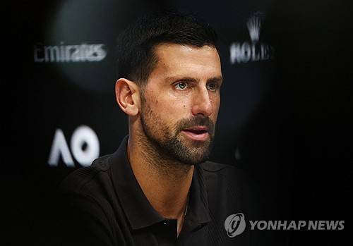 기자회견 하는 조코비치 [로이터=연합뉴스]