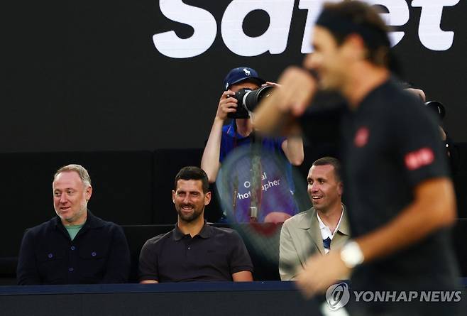 17일 페더러의 시범 경기를 관전하는 조코비치 [로이터=연합뉴스]