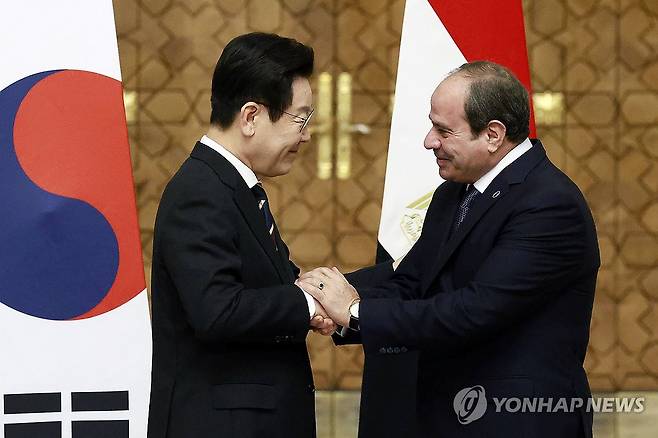 손 맞잡은 한-이집트 정상 (카이로=연합뉴스) 한상균 기자 = 이재명 대통령과 압델 파타 알시시 이집트 대통령이 20일(현지시간) 이집트 카이로 대통령궁에서 열린 공동언론발표를 마친 뒤 악수하고 있다. 2025.11.20 xyz@yna.co.kr