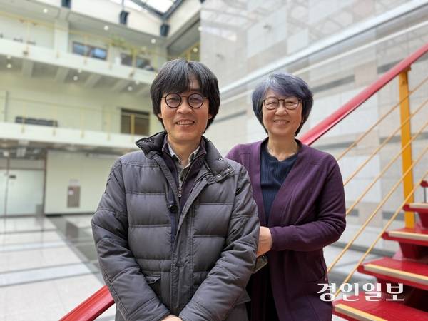 ‘무대예술 전문인력 양성과정’ 추진하는 한상정(오른쪽) 인천대학교 평생교육원장 겸 K-컬처센터장과 임일진 인천대 공연예술학과 교수. 2026.1.16 /박경호기자 pkhh@kyeongin.com