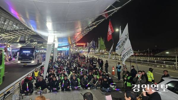 공공운수노조 인천공항지역지부가 지난해  인천국제공항 자회사에 4조2교대 합의한 이행을 요구하며 결의대회를 열고있다. /인천공항지역지부 제공