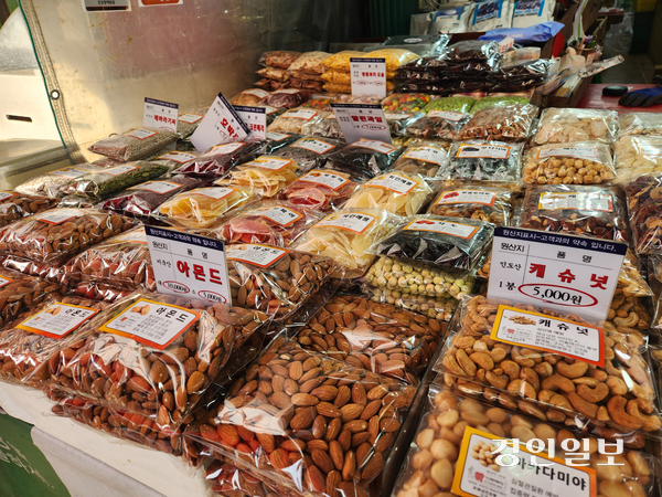 19일 오전 인천 모래내시장 내 견과류·건어물 판매 점포에 수입 원산지가 적힌 견과류가 진열돼있다. 2026.1.19 /유진주기자 yoopearl@kyeongin.com