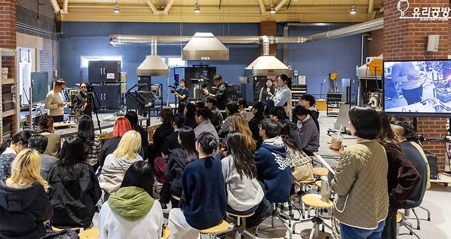 경기공예창작지원센터의 유리공방에서 진행되는 워크숍. 사진=한국도자재단