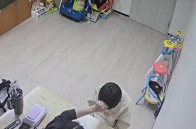 인천 남동구의 한 장애인복지관 CCTV에는 언어치료사 B씨가 장애아동의 머리를 때리는 모습이 담겼다. 사진=인천장애인철폐연대