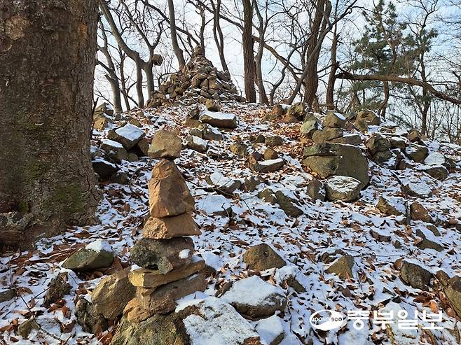 19일 인천 서구 축곶봉수 터에 시민들이 군데군데 돌탑을 쌓아놓은 모습. 사진=심형식 수습기자