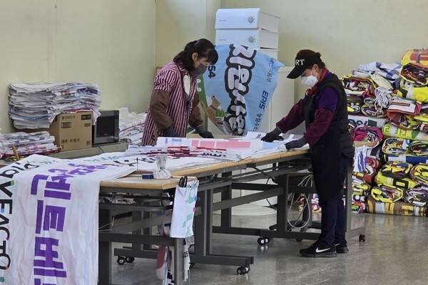 공공일자리 사업 일환으로 진행된 폐현수막 재활용 작업. 기사와 무관한 자료사진 [경인방송DB]